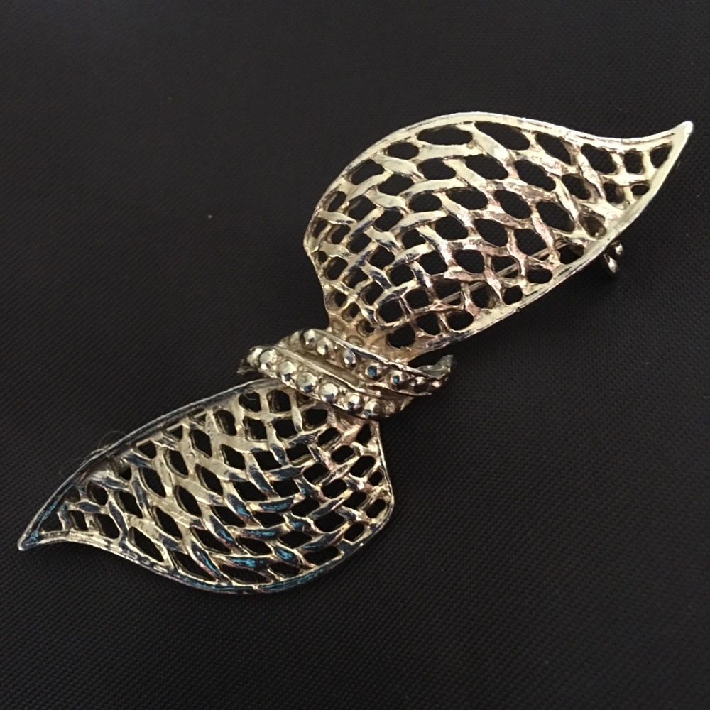 Vintage gold tone weave bow brooch pin